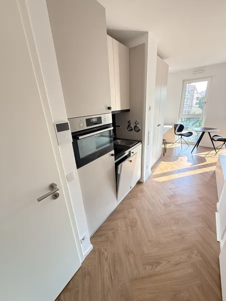 Voll möbliert, modernes Apartment mit Balkon, EBK sowie Abstellkammer! — photo 1
